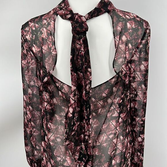 BCBGENERATION sheer triangle print open back blouse - Picture 7 of 8